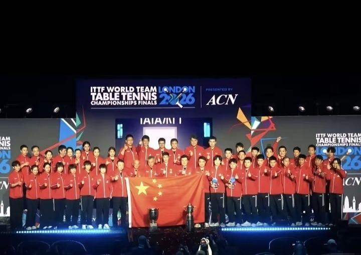 这张国乒大合照，妥妥的名场面级珍藏！马龙、许昕、刘诗雯、闫安齐聚同框，每一位都是