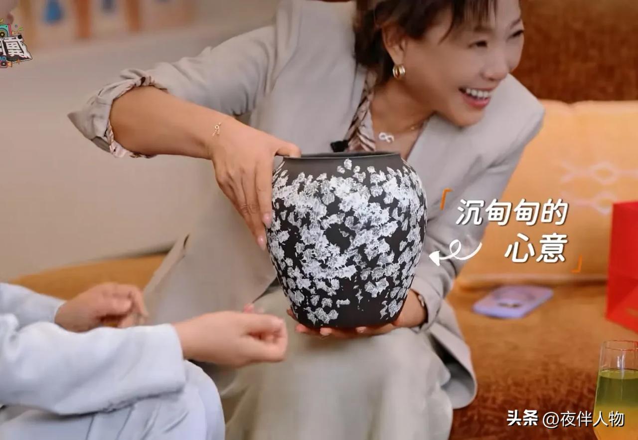 闫妮在节目中，送一小盒眼霜给戴军。戴军满心期待，闫妮补了一句，这是赠品，正品被她