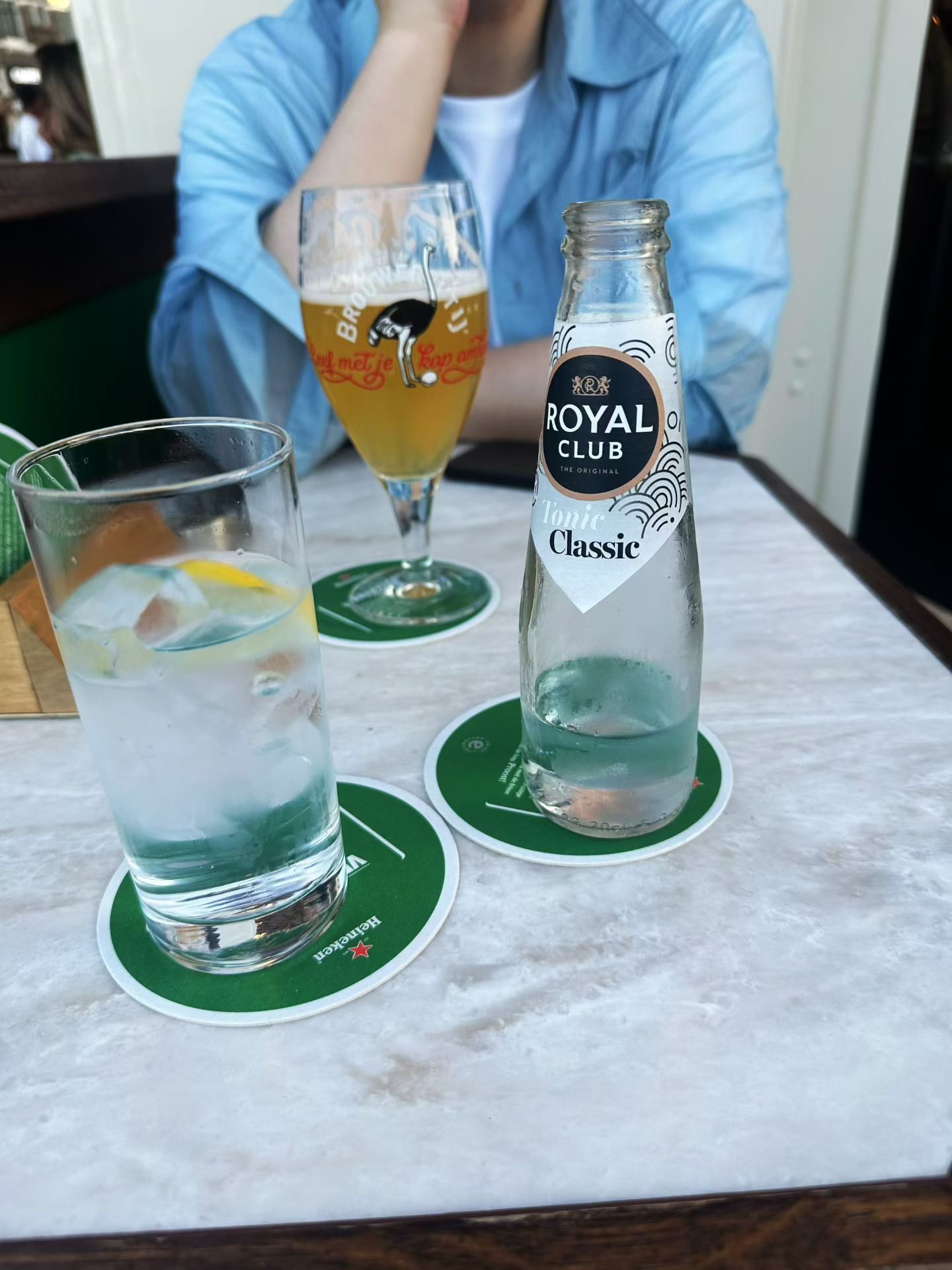 艾迪尔探店集 阿姆街边小cafe 位置纯纯吃灰但就想看街景看游客老公悠闲抽一根 
