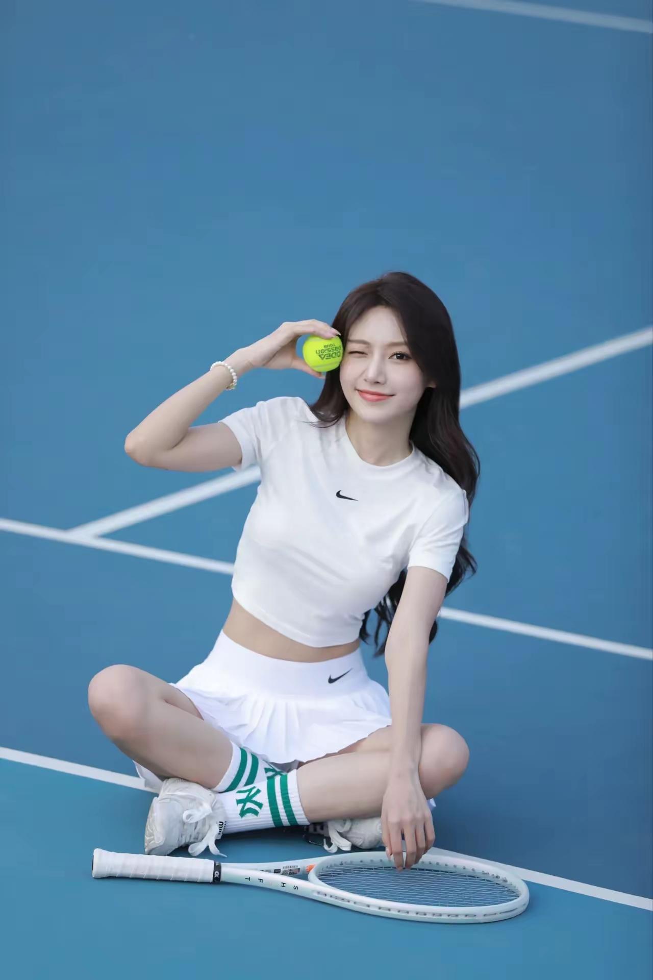 这位姑娘在球场上休息，玩得很开心。