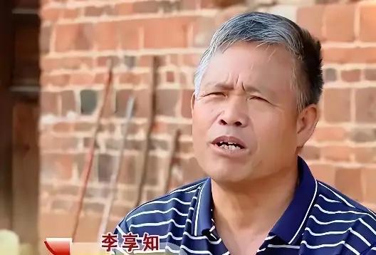 湖南，一男子丧偶后，与邻村一离婚女子结婚，一家人靠男子种地为生。一天，男子干完活