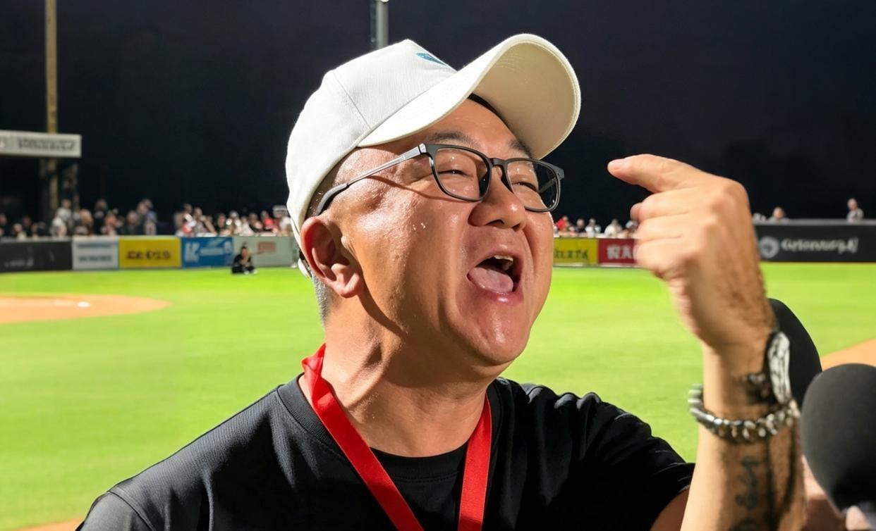 看完足球小将7比0战胜石门五小这场比赛，真心被打动。

小将队员敢拼敢冲，开场就