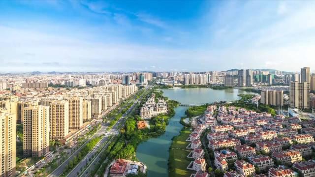 在福建县域经济的赛场里，强者云集，福清、南安常年稳居前列，可纵观数十年榜单，始终