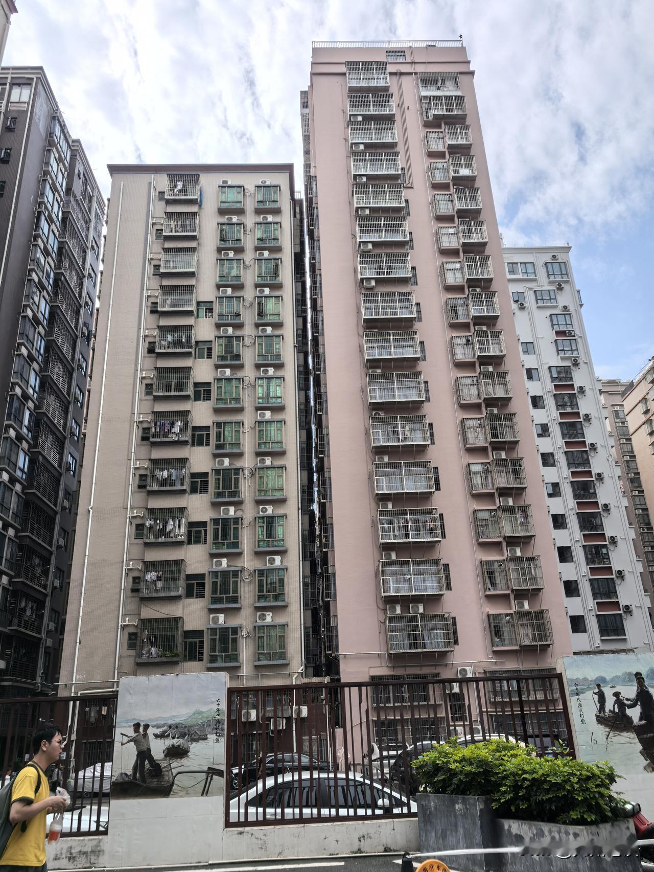 深圳这种近郊区城中村，离地铁一公里左右单间要几多？有没有千蚊以下的呢？不需要电梯