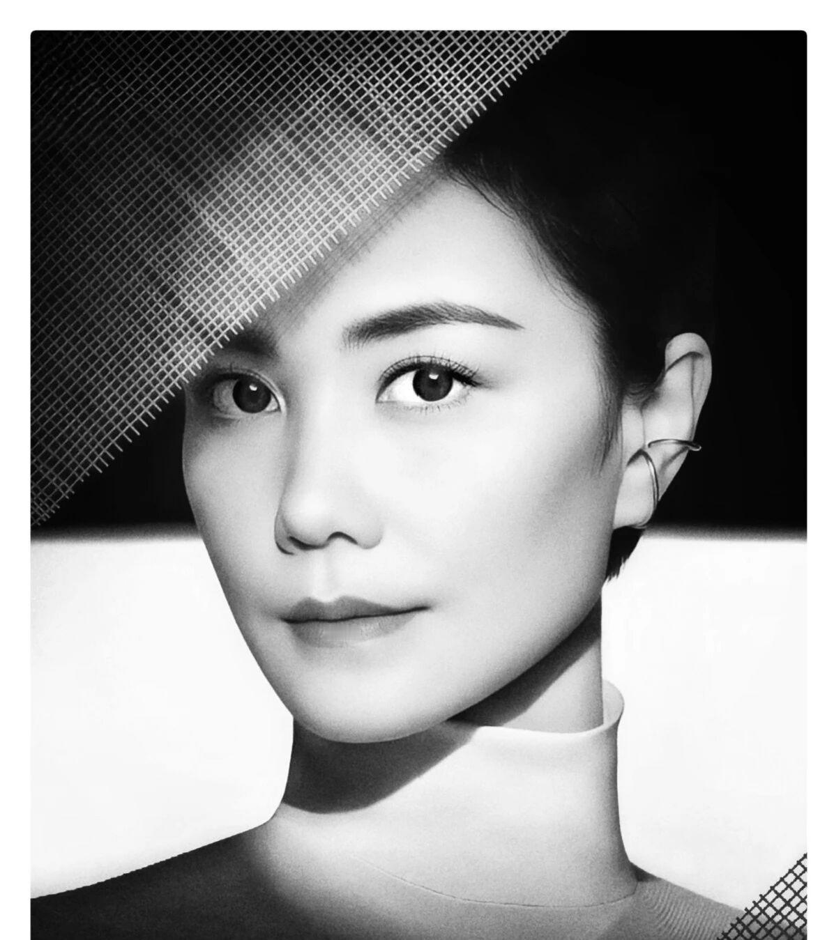 56岁的王菲：时光偏爱，她仍在自己的节奏里黑白滤镜里，她的眉眼依旧清冽明亮，眉峰