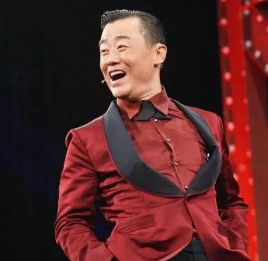 周立波在巅峰时期，年收入能高达6000万。那时的他生活极尽奢靡，每天不仅要吃6个