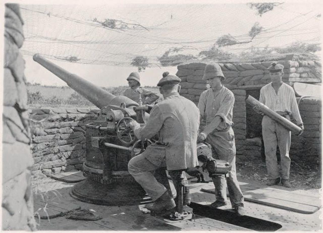 Modèle 1910舰炮。图三拍摄于1915年，法国瓦舍罗维尔附近另一门伪装过