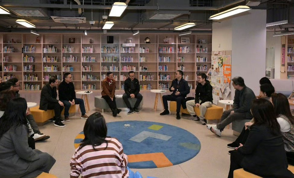 马云现身云谷学校交流AI这次排面不小，阿里和蚂蚁的核心管理层几乎是全部出场，蔡崇