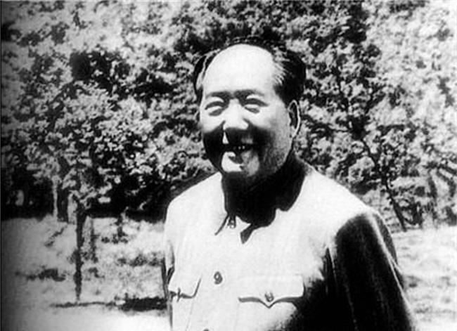 李敏谈恋爱时不清楚男友父亲身份，主席严肃提醒她要先弄明白再谈恋爱！
1958年初