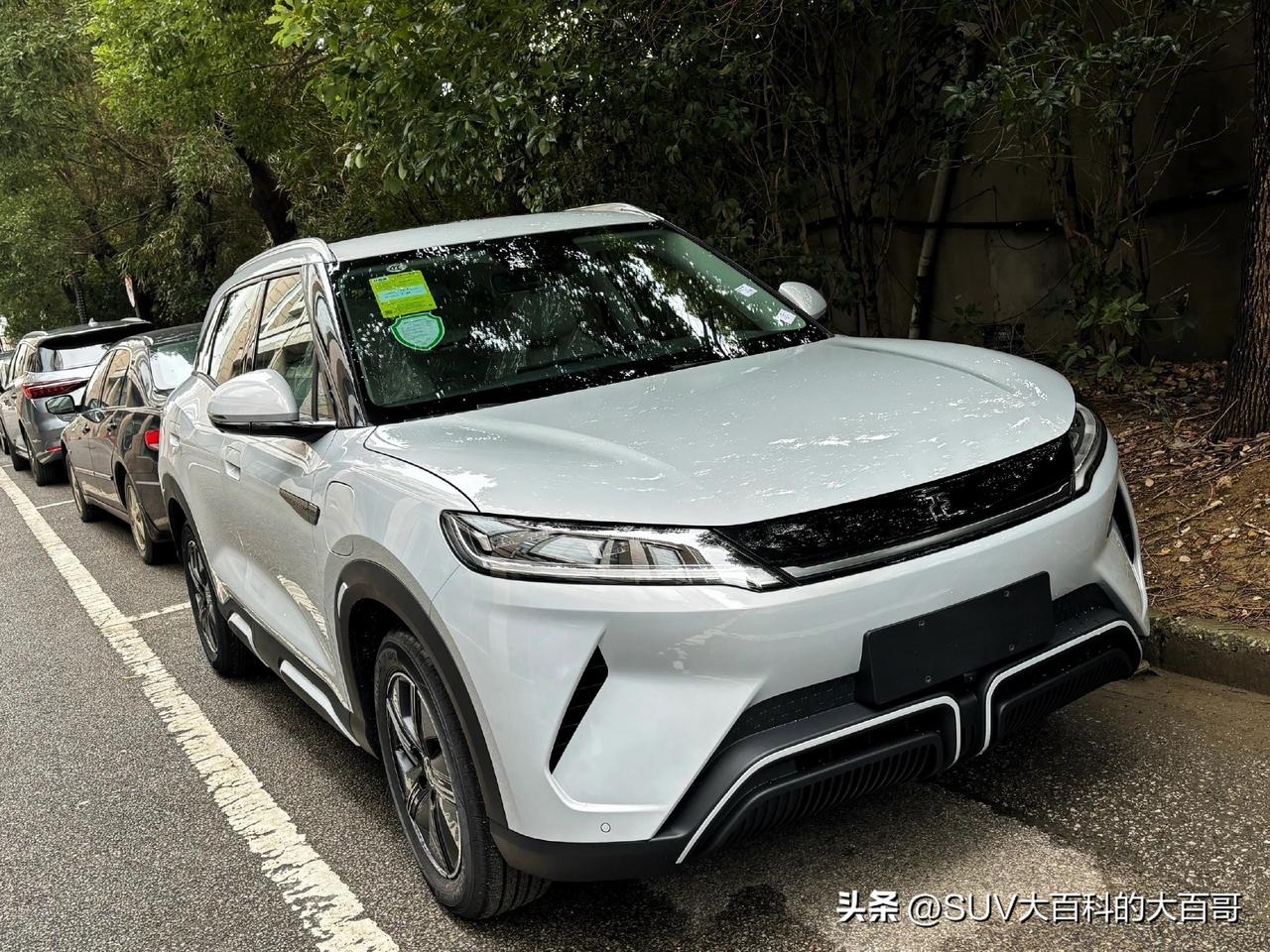 比亚迪元UP实车曝光、内饰官图发布。

很有意思的一款纯电小型SUV，设计也不错