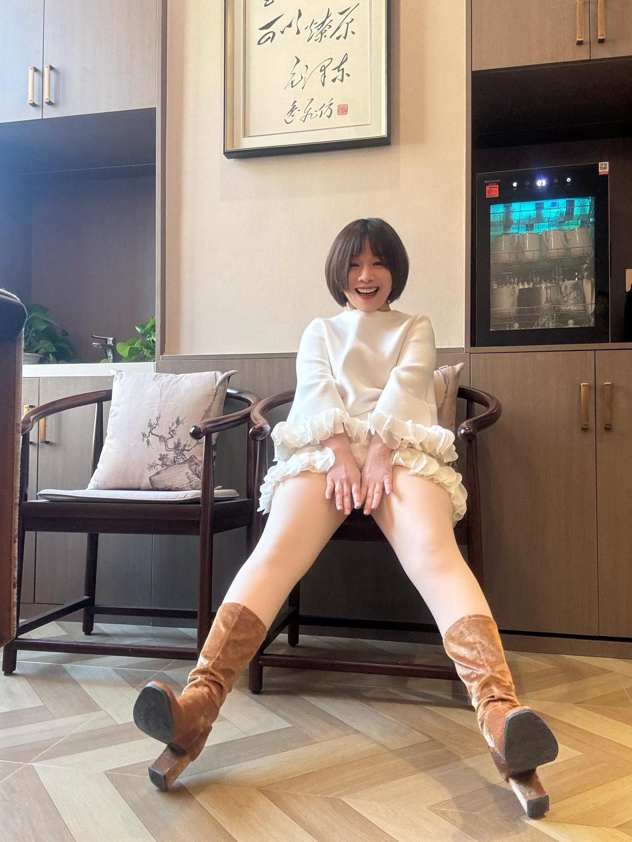 光与欲的博弈狮子座平均脸 白成一道光，欲成一首诗