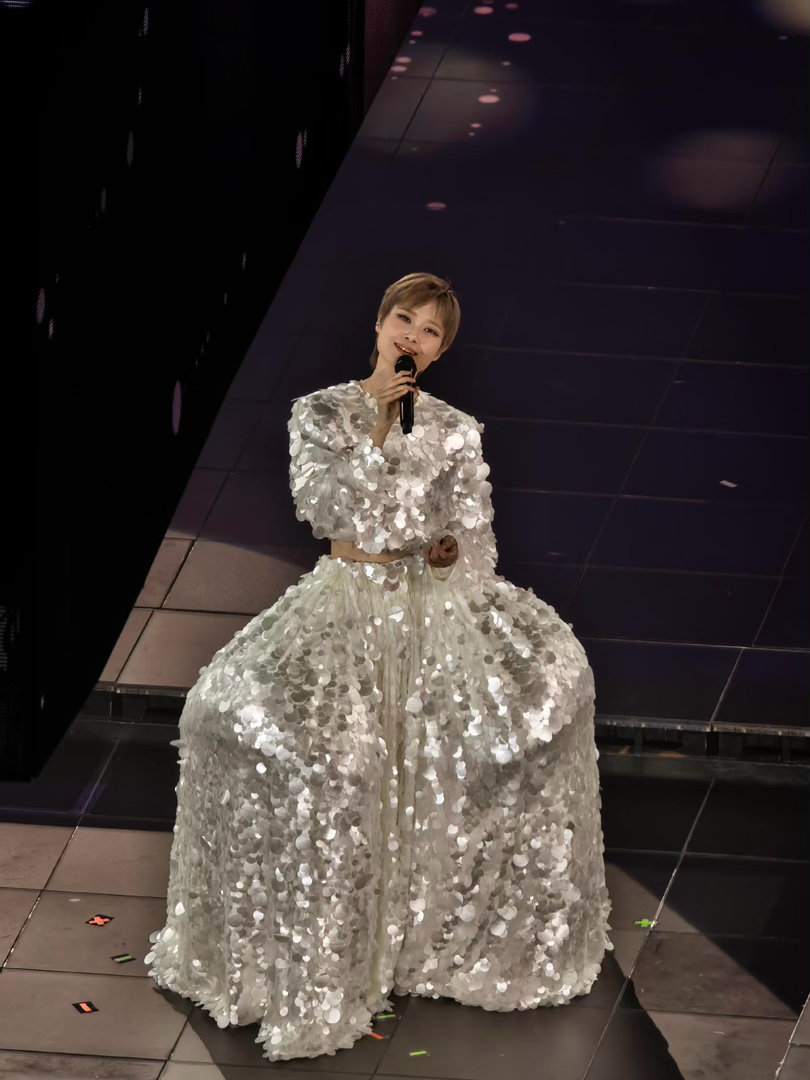 李宇春的裙子有8000多颗亮片李宇春从头到脚都是白贝母收官演唱会拿出重磅造型，全