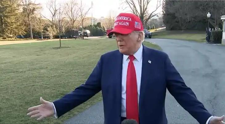 "没有美国，你们现在都会说德语，可能还有一点日语。"

1月21日，特朗普站在达