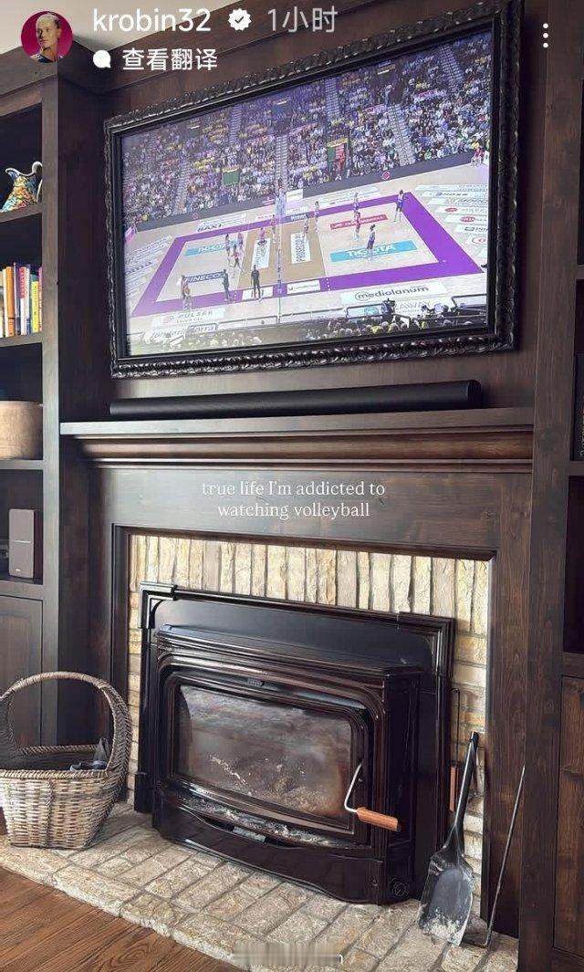 女排 准妈妈小罗观看了科内与米兰的比赛 