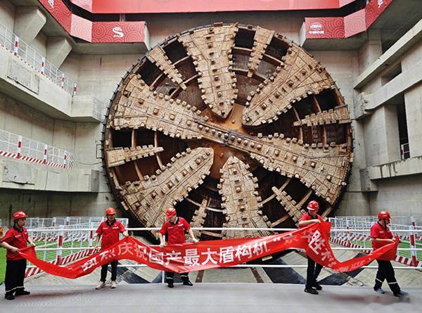 【国产最大直径盾构机出洞，#我国最长盾构高速公路隧道首线贯通#】6月28日，国产