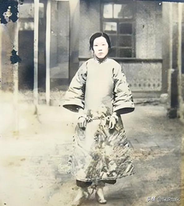 1925年，24岁的青楼女子张素贞正在接客。然而，当她开始宽衣解带时，冰冷的枪口