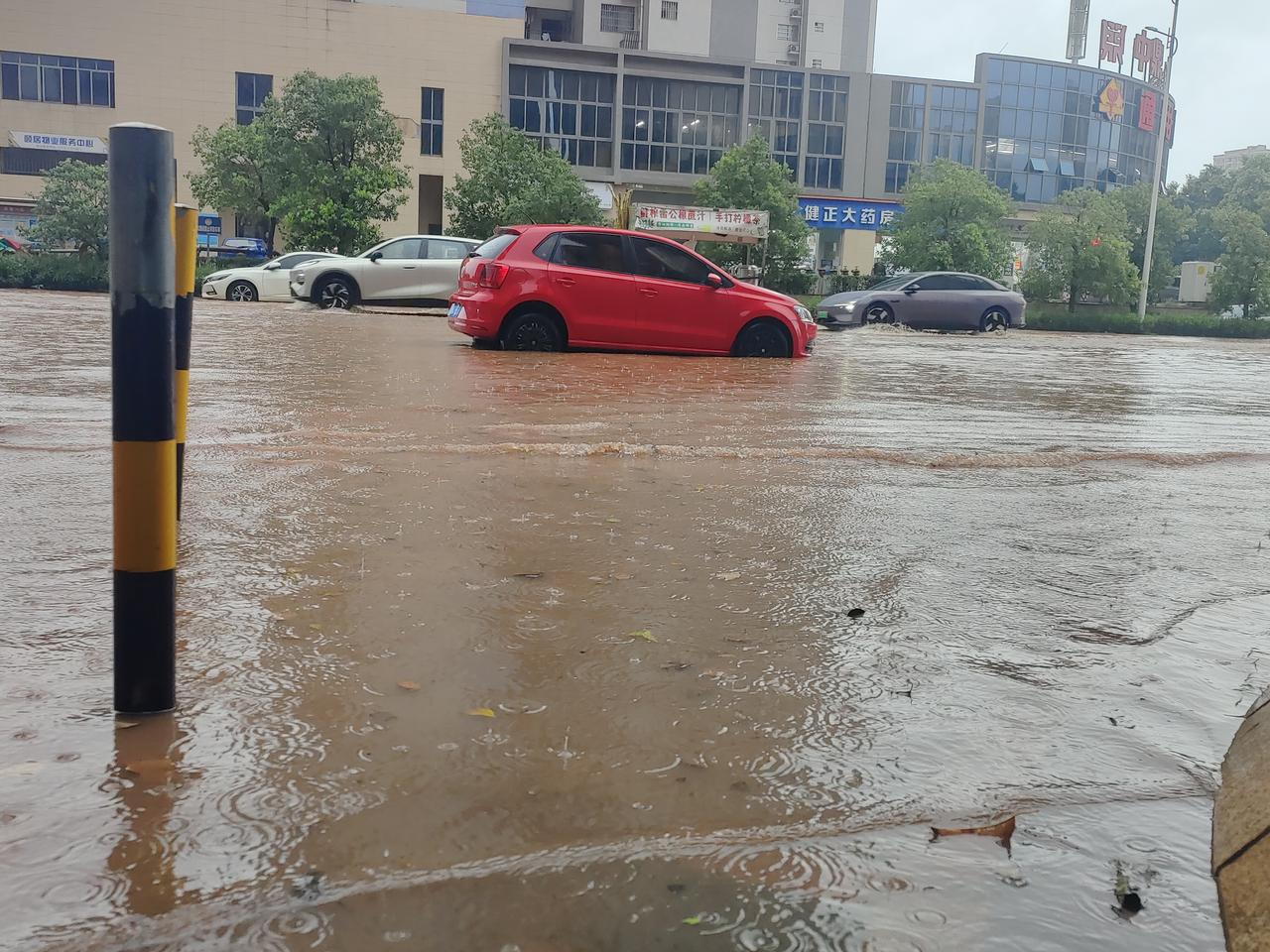 6月8日的一场暴雨又把一个城市辛苦搞好的水利工程打回原形了。洪涝雨季 大雨冲刷城