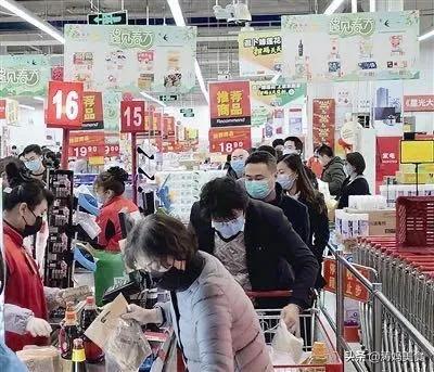 今天去超市买东西，因为快过年了，所以人就特别多。排队结账时，我发现前面正在结账的