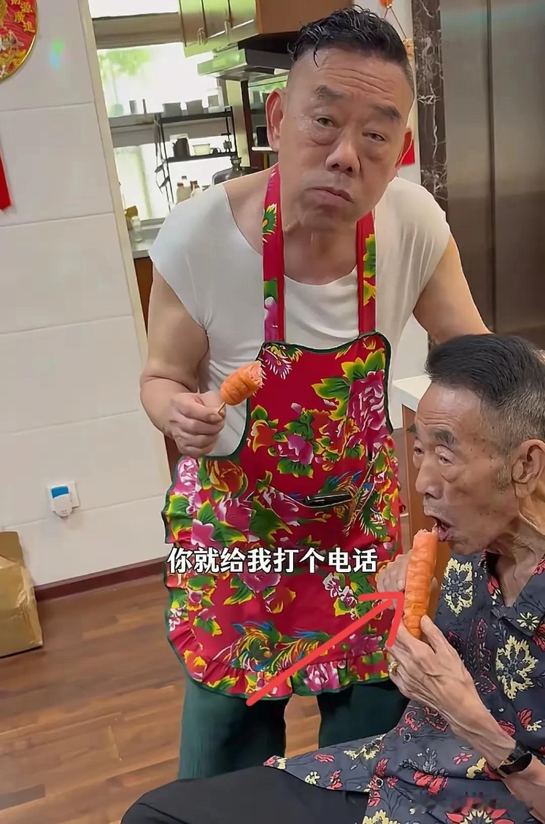 杨少华的最后一条视频，儿子只顾卖货，完全没管一旁的老父亲脸色已经那么差了。

他