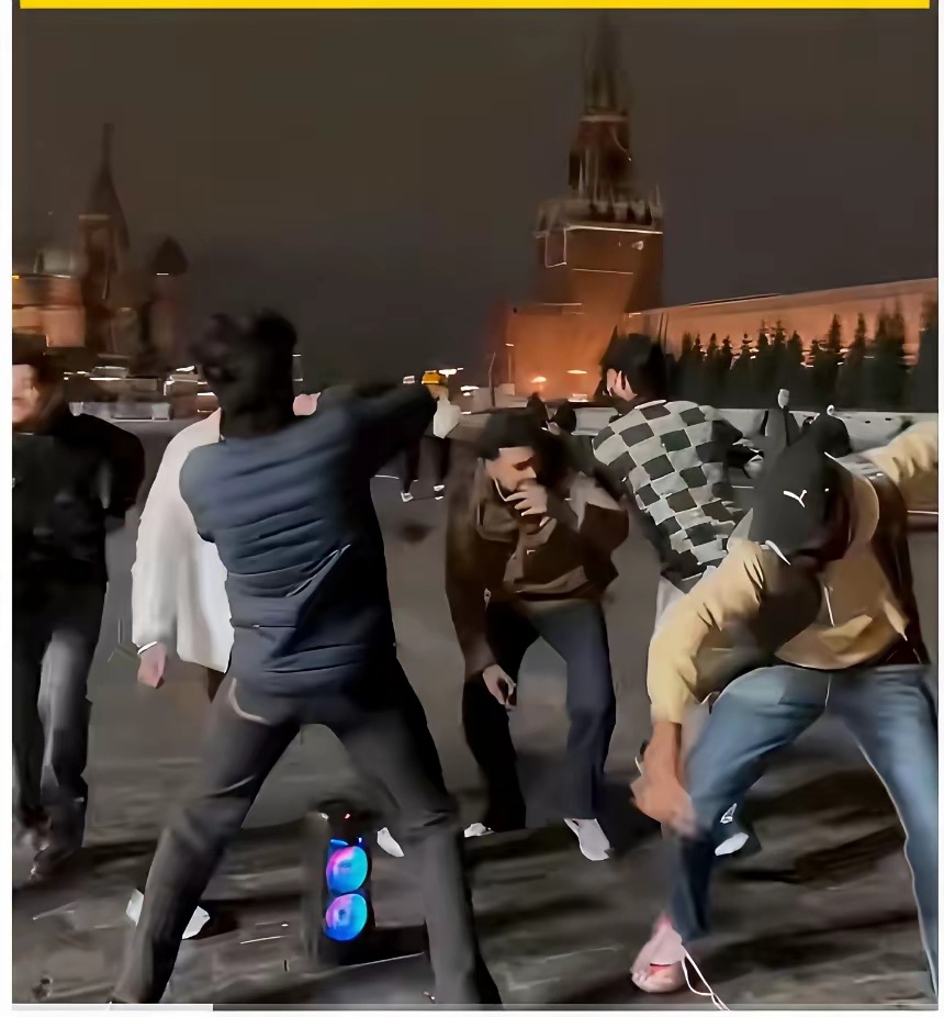 在莫斯科红场翩翩起舞的这群人，是来自印度的首批劳工。他们激动不已，情不自禁地跳起