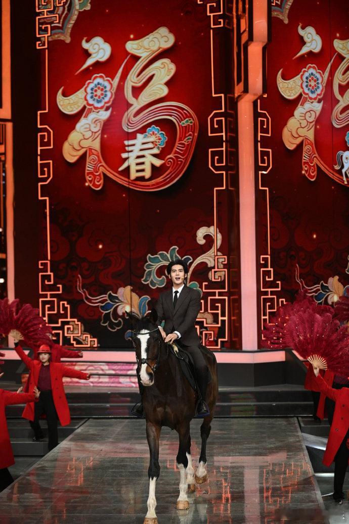 辽宁春晚于适骑马出场 辽宁春晚 于适骑马亮相2026辽宁春晚舞台，西装笔挺尽显优