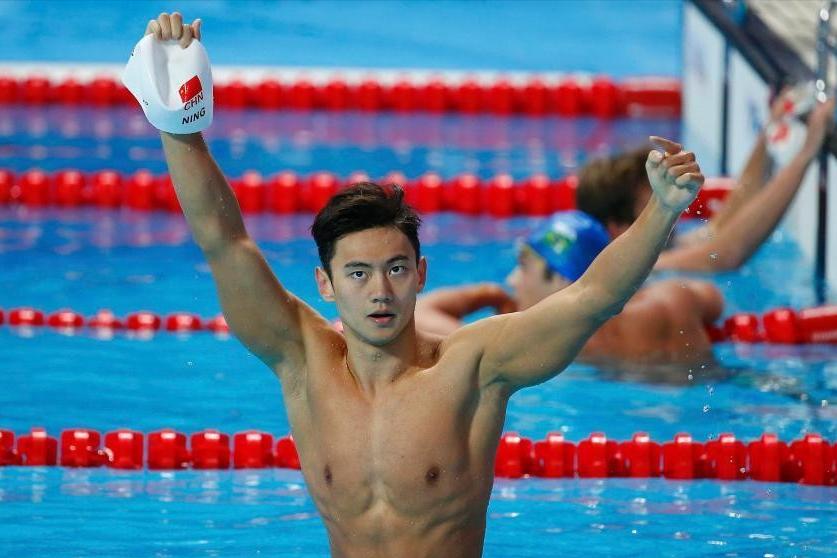 他被爆出了“吸毒”风波。 一时间大家都对孙杨产生了质疑，认为他不配再站在领奖台上