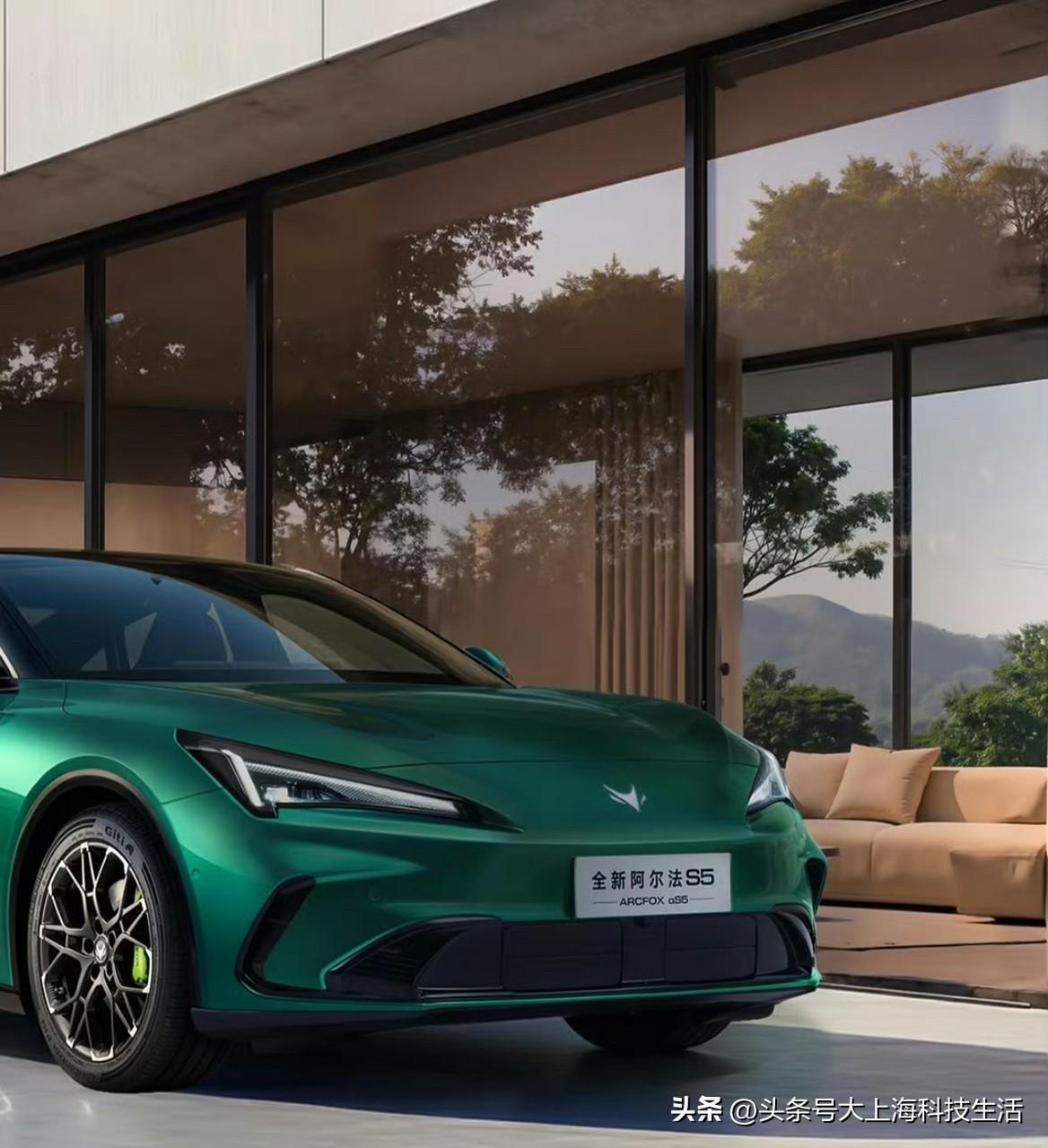 极狐发布会高管一句玩笑，戳中车圈AI变革现实。从宣传素材到现场主持，AI全流程参