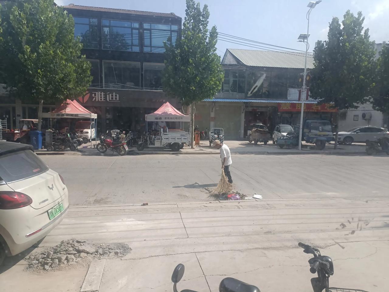 炎炎烈日下，辛苦的环卫工人。
   太辛苦啦。三十八九度的高温，环卫工人还在工作