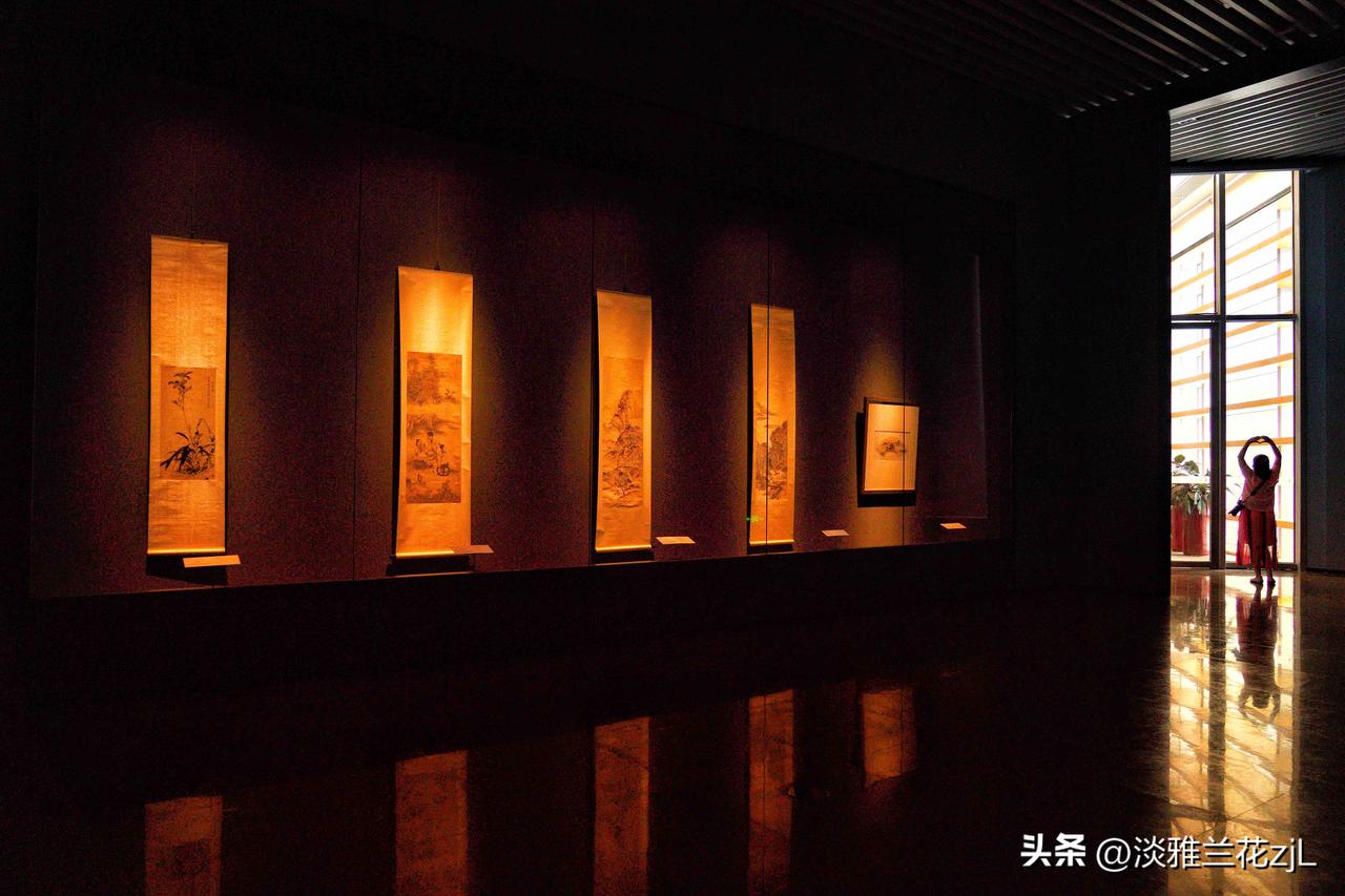 广州艺术博物院（广州美术馆），来寻一处安静展厅，把喧嚣隔绝在外。
博物院每个展厅