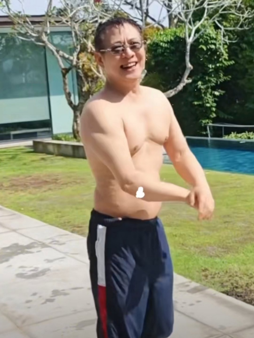 李连杰状态 年初李连杰还被拍到需搀扶、坐轮椅，白发苍苍显老态。但11个月后的公开