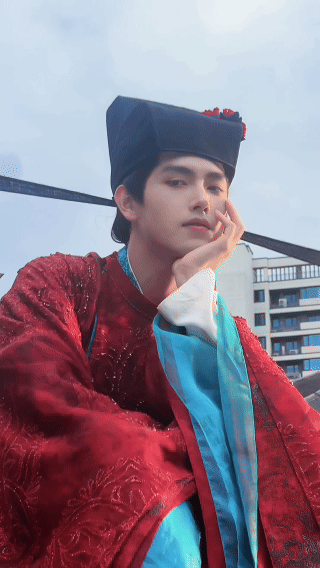 陈飞宇白日提灯新郎官造型红衣婚服考验的不只是颜值，更是身形仪态，陈飞宇挺拔身段撑