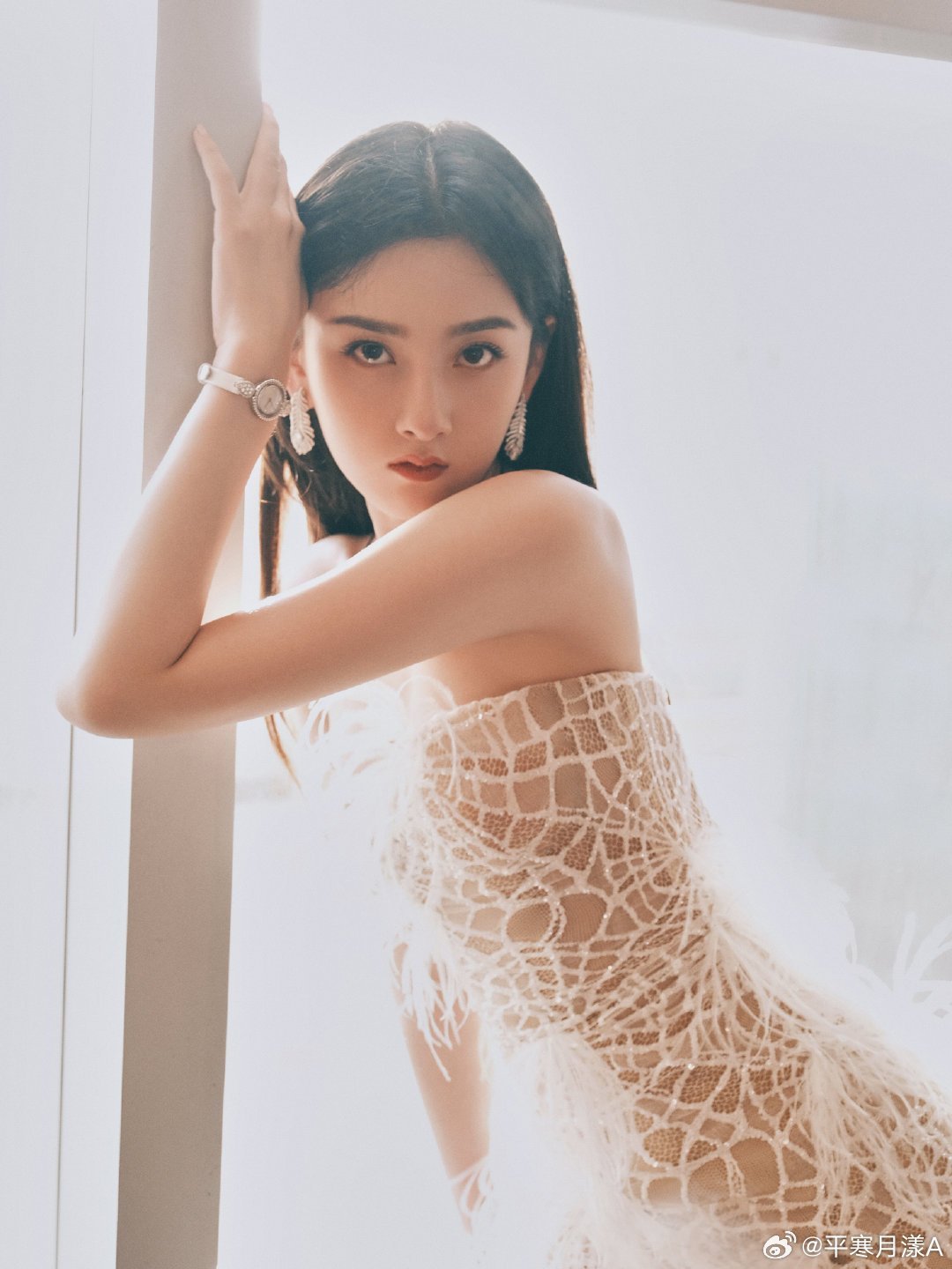  清冷优雅感拉满，颜值太能打宋祖儿 ｜孙凡清