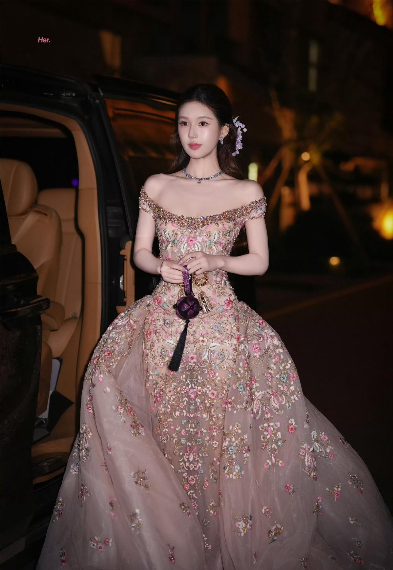 三大顶流花齐聚芭莎盛典，谁最亮眼？

冷艳黑天鹅——白鹿，身穿Rami Al A