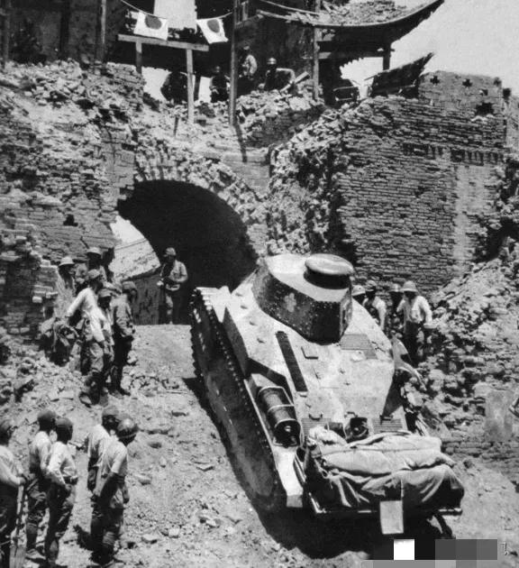 1938年5月，日军第13师团攻占安徽省蒙城县后，他们将幸存的士兵用铁丝穿绑手心