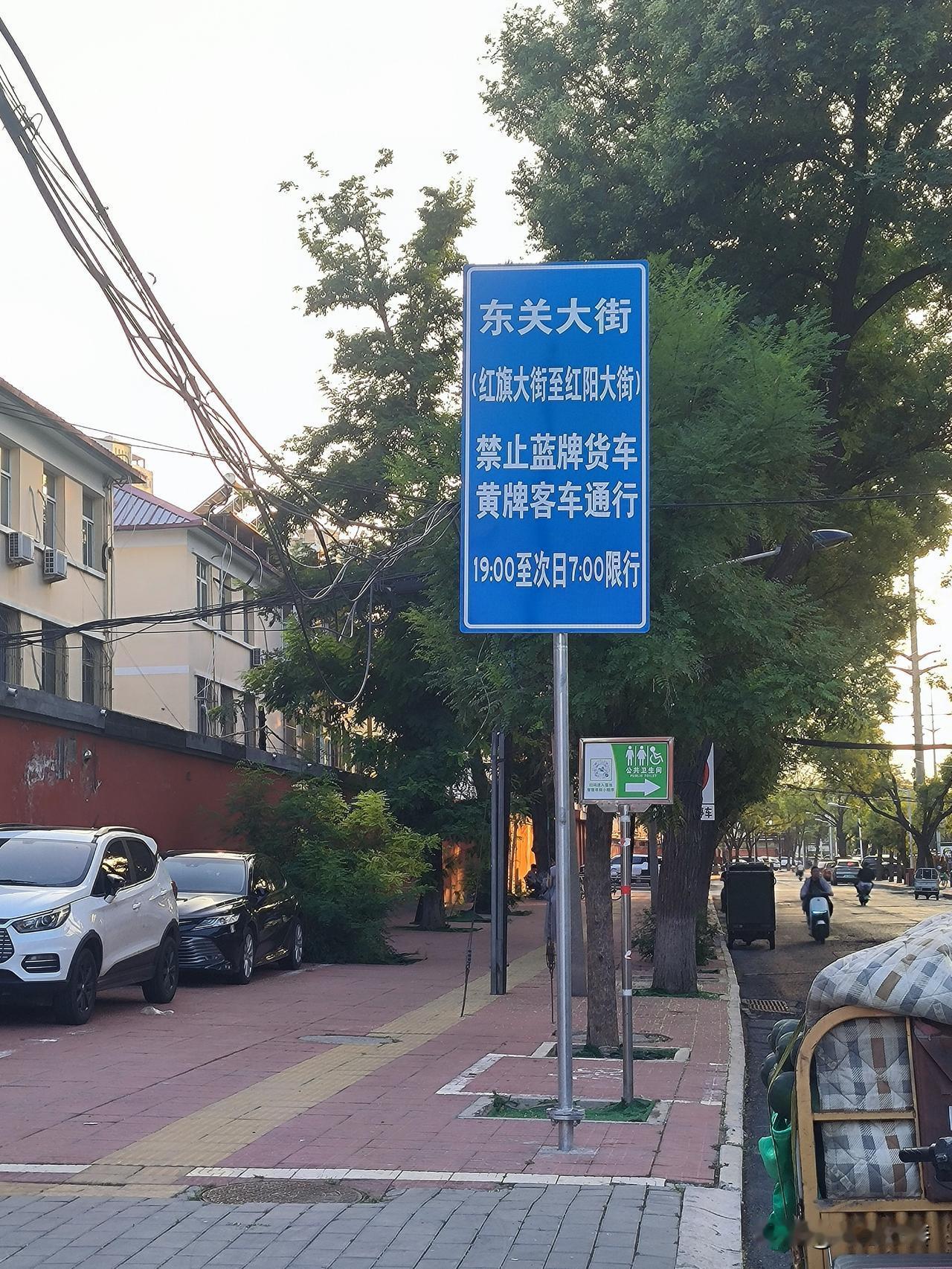 时隔近四个月，保定东关大街路面依旧坑坑洼洼。

记得今年二三月份的时候，看到东关