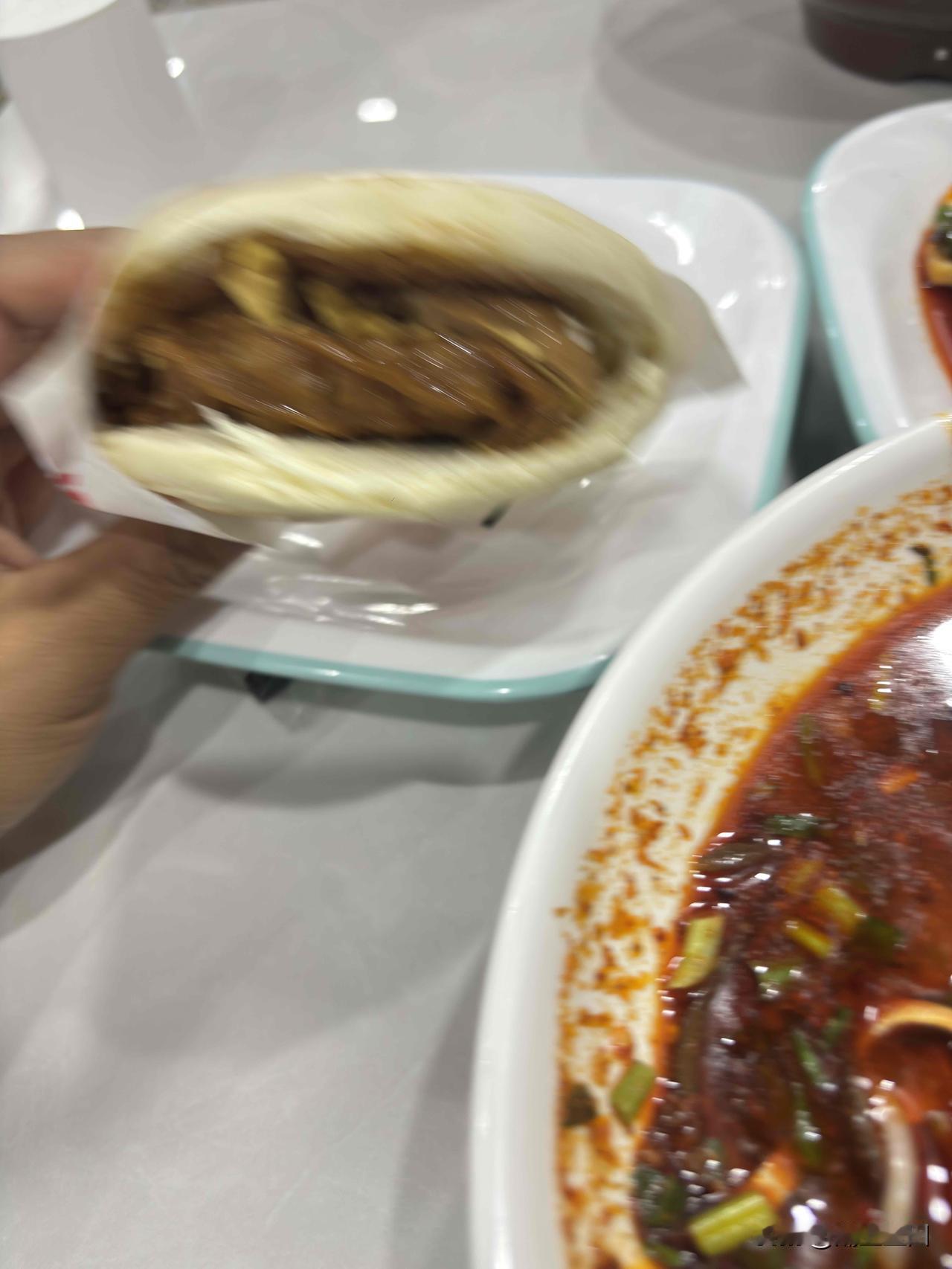 昨晚在蓝田灞源吃的便餐，俩人花了34元，米线七元一碗，豆腐干10元，花干夹馍是五
