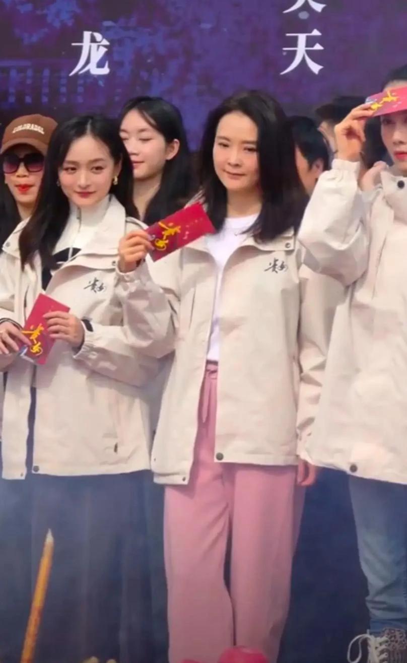 王艳复出拍戏，50岁的她模样变化不大，但老了很多，眼神充满疲惫和不自信，状态大不