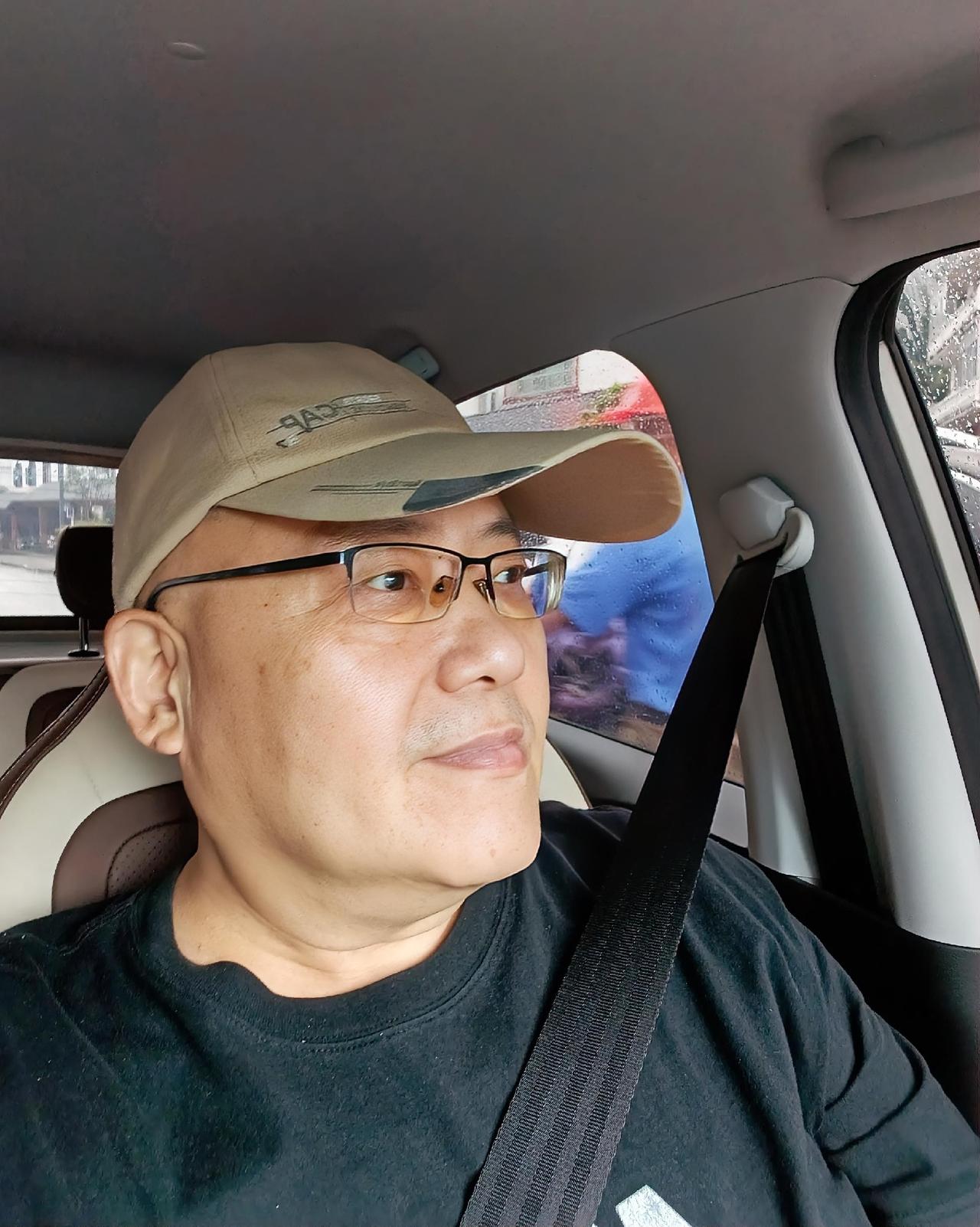 我觉得很奇怪，没有本本，不会开车，难道不能找老婆，就要打一辈子的光棍？

昨天，