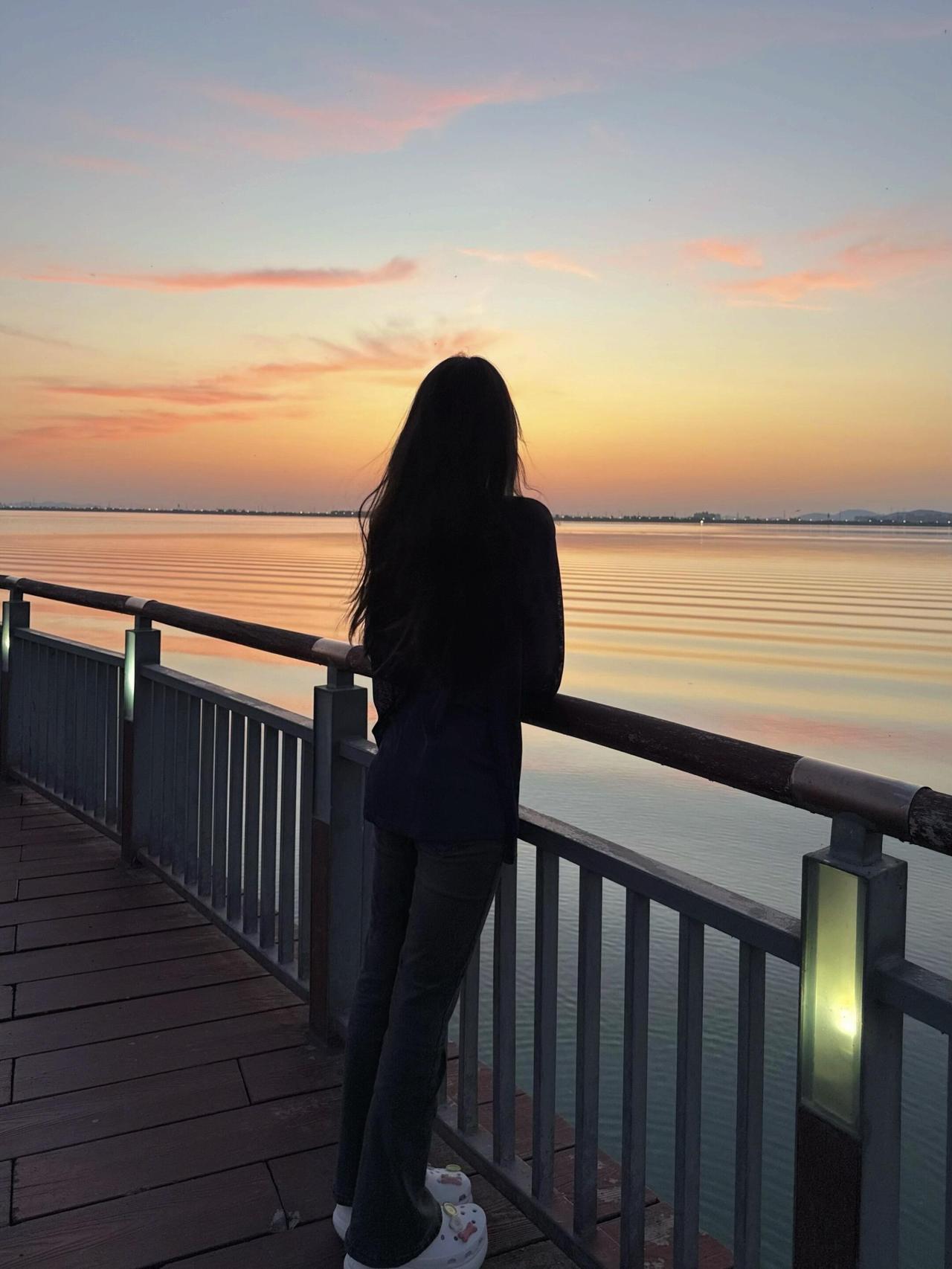 女人，
一定要学会，
对自己狠一点，

不是让你跟谁过不去，
是对自己那些软弱的