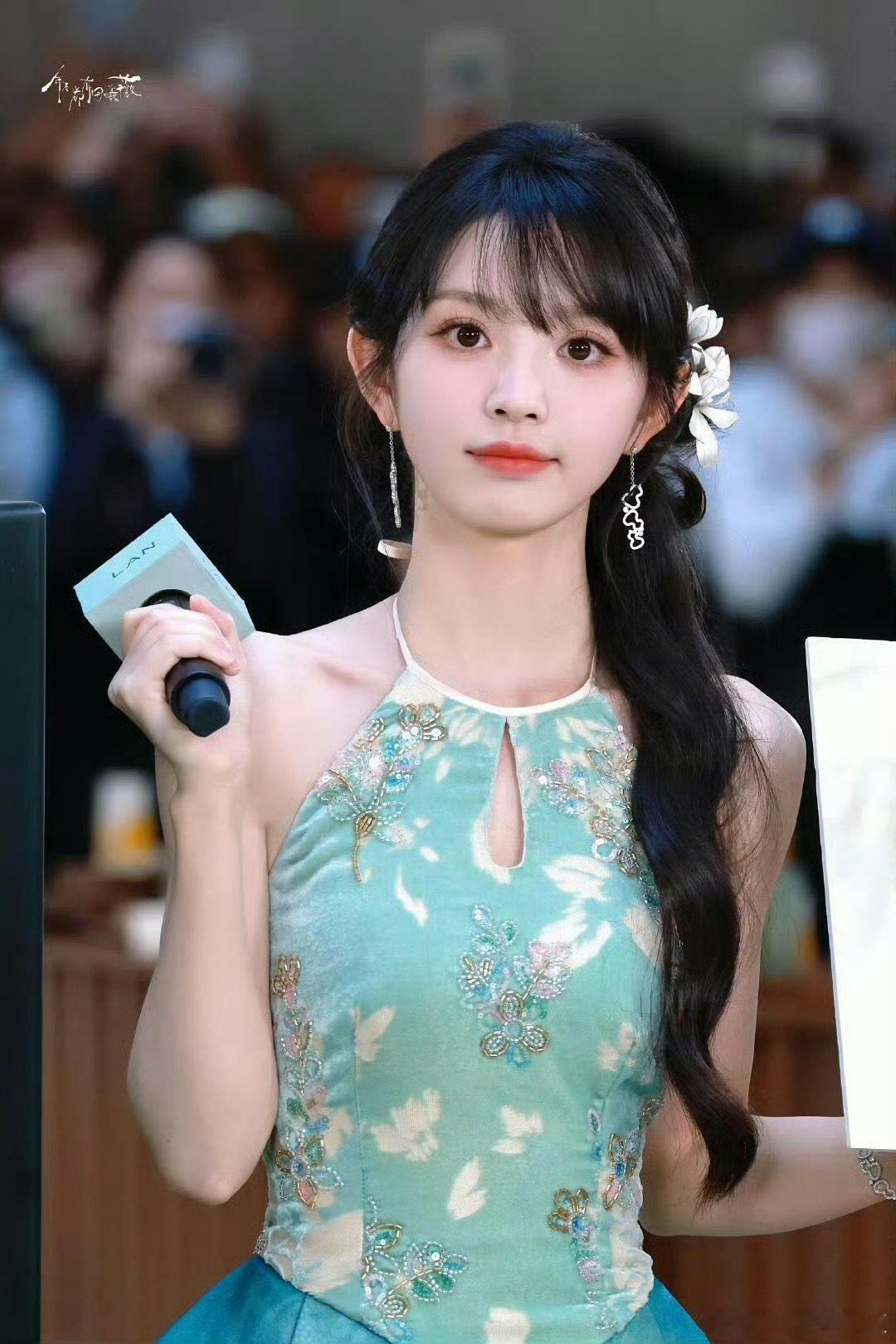 陈都灵田曦薇同款裙子粉色明媚灵动，绿色温婉大气，美女穿啥都好看！陈都灵田曦薇穿了