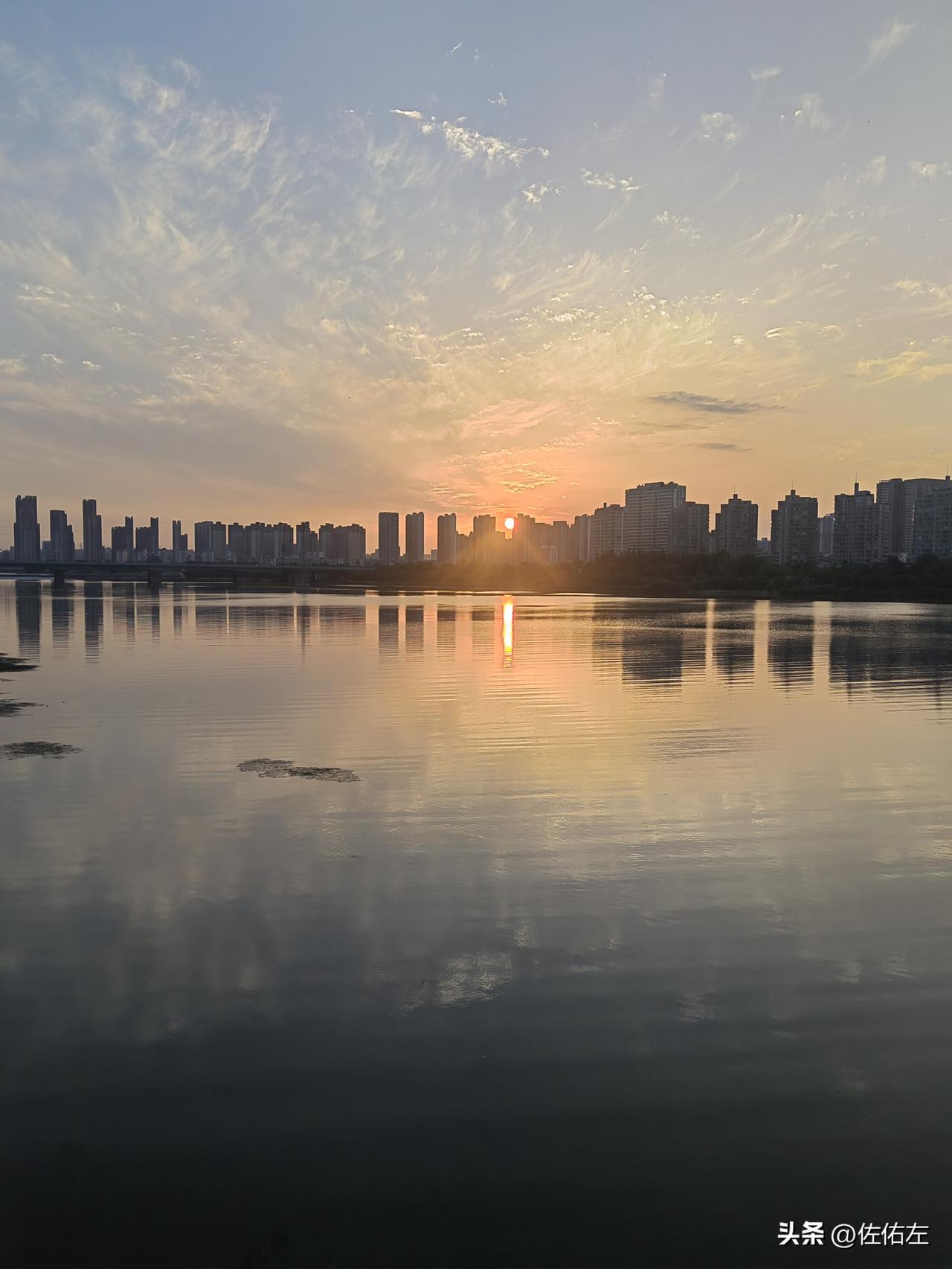 一位中年在编女高级教师辞职了，主动辞职的。我感慨于她的勇气和魄力。
体制内的一位