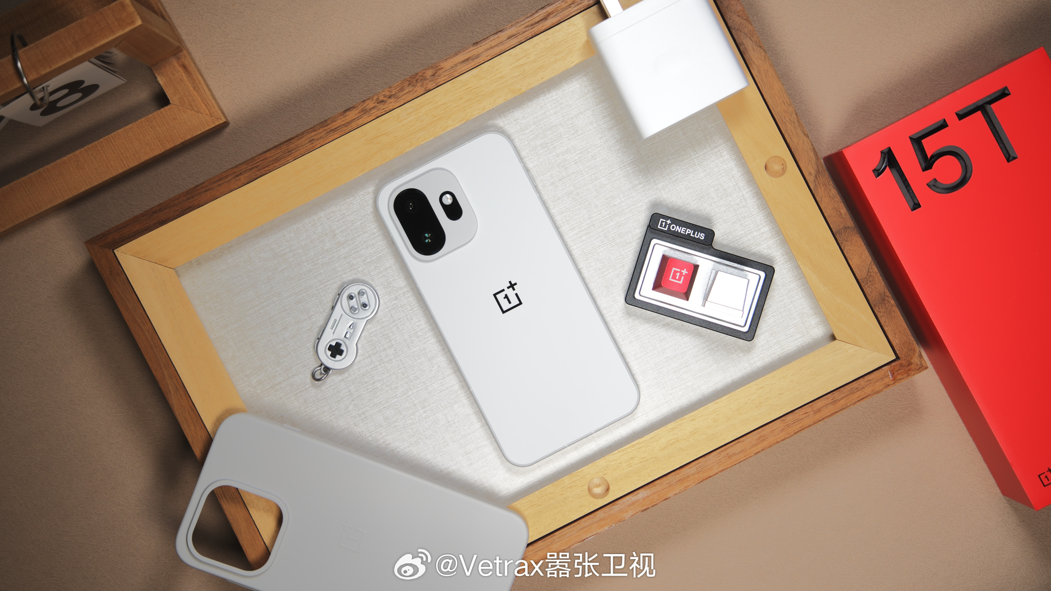 一加 15T 『治愈白巧』大概是除了影像（和 USB 接口规格？）之外目前最强的