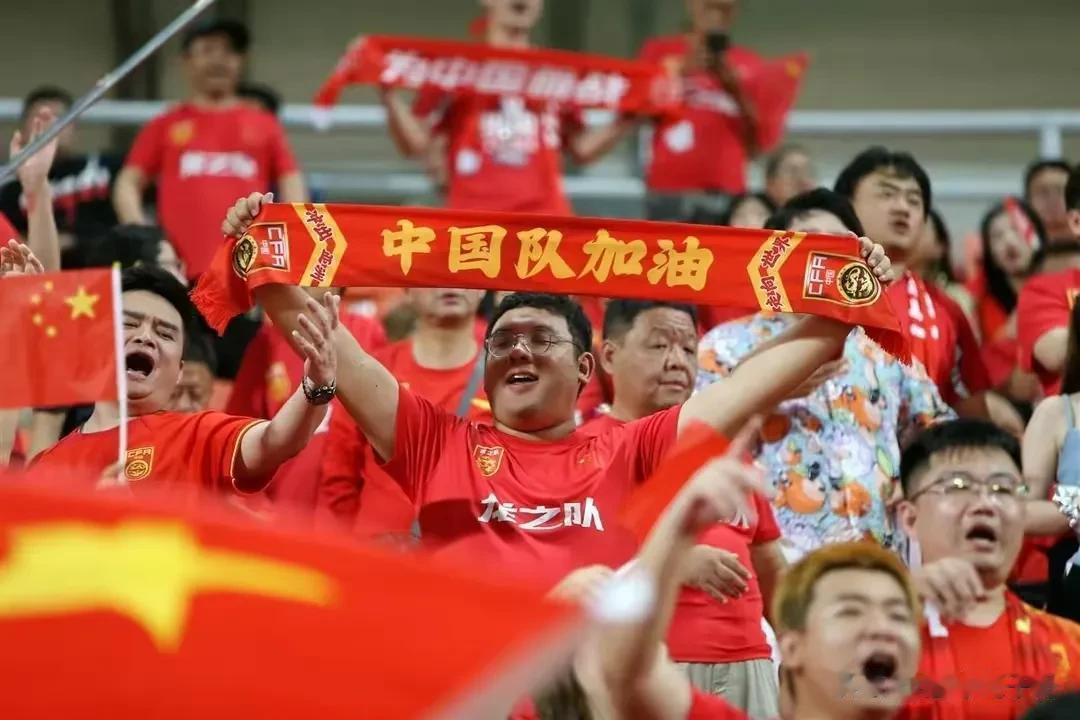 中韩对决4万多张门票被秒空，中国足球从来不缺足球迷，真球迷有多爱，伪球迷就有多恨