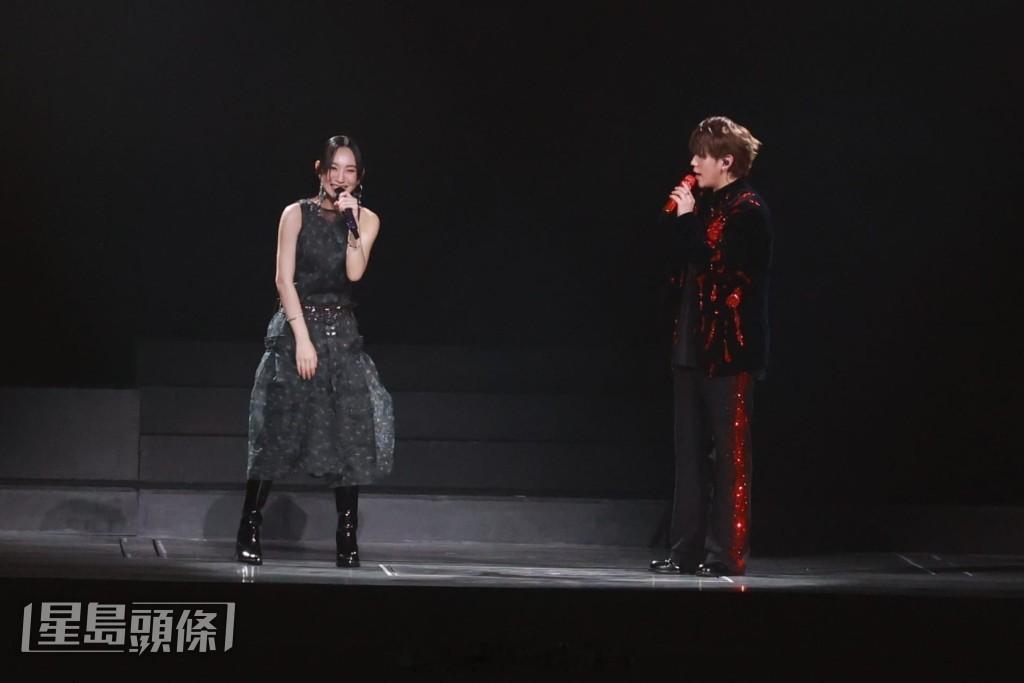 星岛：姜涛澳门巡演收官场不舍道别，邀请炎明熹担任嘉宾合唱回味十足，澄清和小猪台上