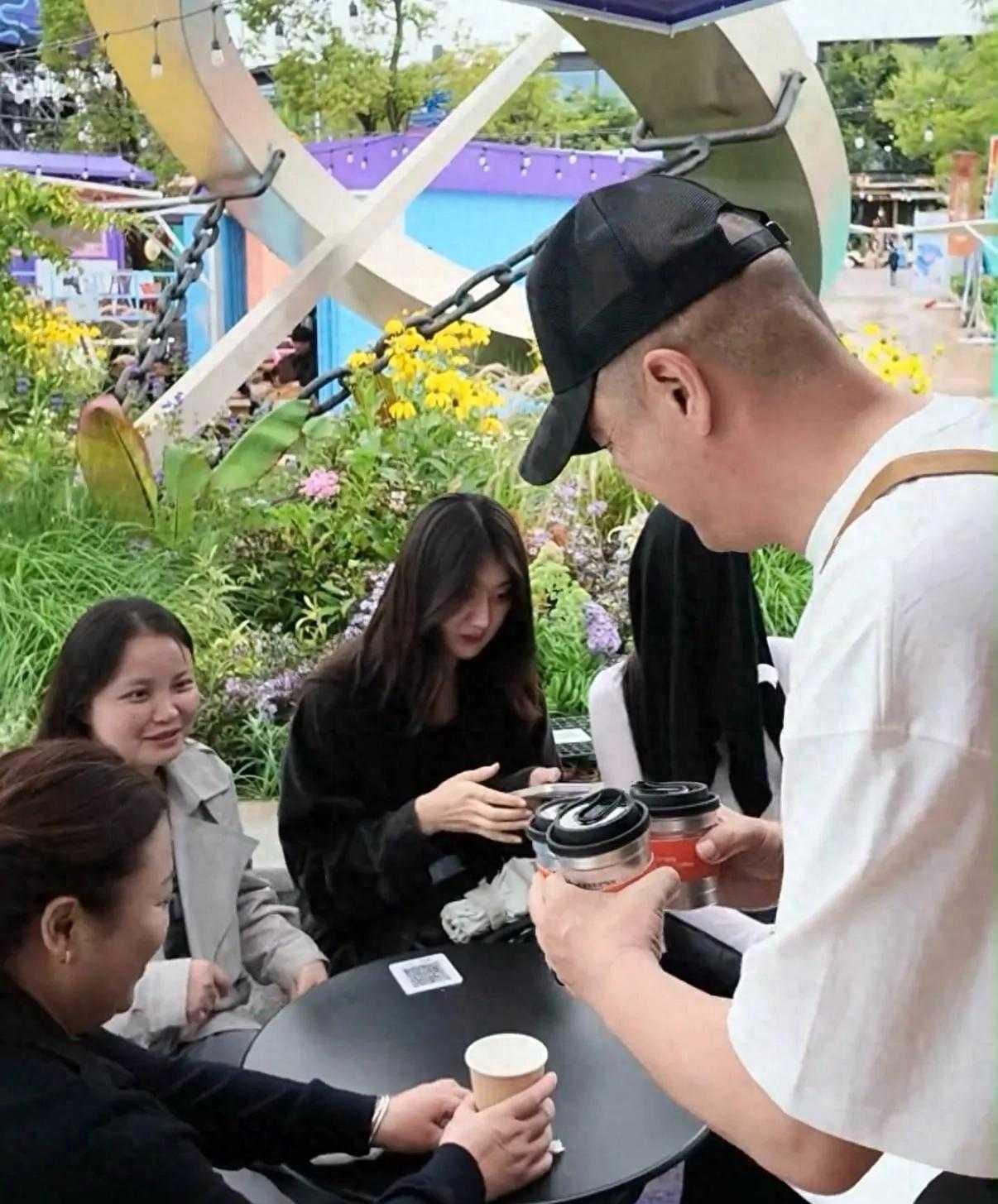 李亚鹏咖啡店开业，女儿侄女齐助阵，李嫣低调出镜气质出众
李亚鹏咖啡店新店开业，两