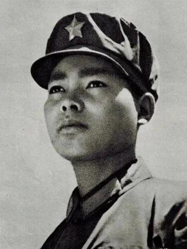 1979年，19岁战士岩龙，一人消灭56名越军，捡到一件战利品，不幸的是，他因将