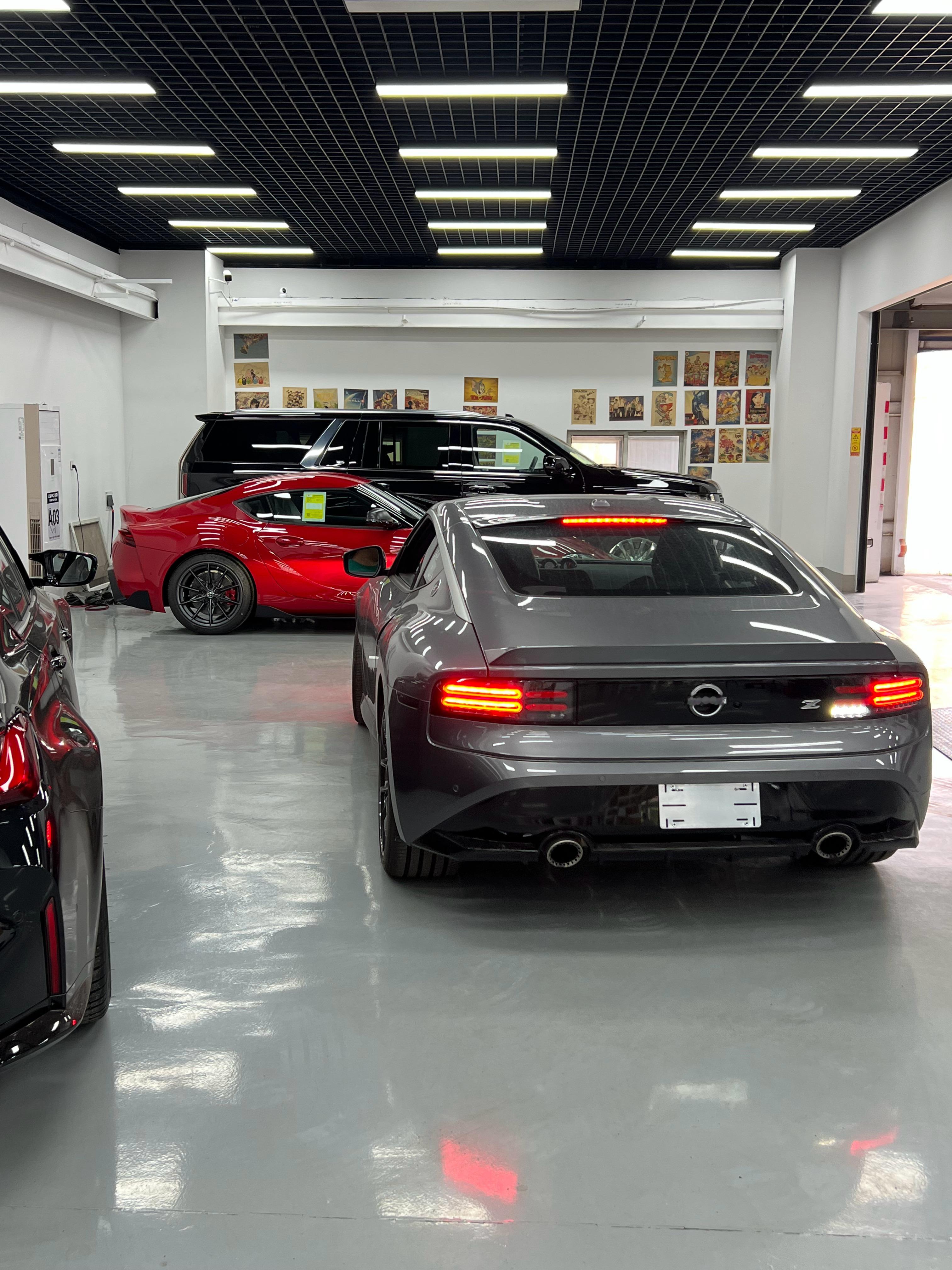 经过网友提醒，是我自己记错了加拿大版的NISSAN Z ，自己就带后雾灯，我之前