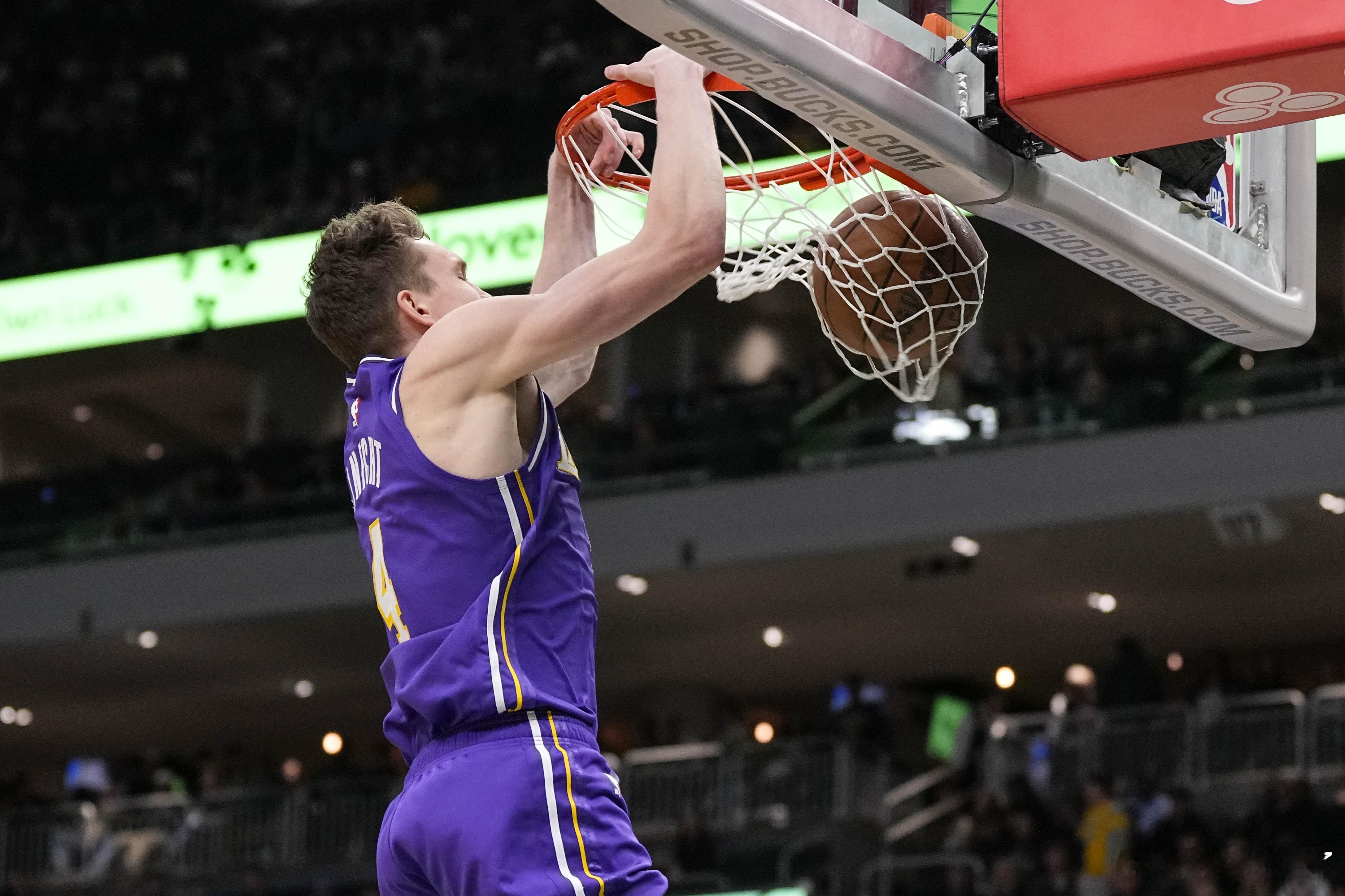 湖人将再次兜售球队克内克特，以提升轮换阵容实力。 本赛季，克内始终未能在轮换中找