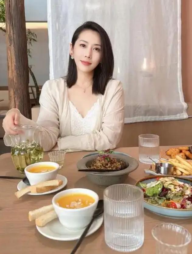 有位风韵犹存的妇人，见丈夫的朋友生得俊朗魁梧，便时常惦念，一天，那人登门拜访，恰