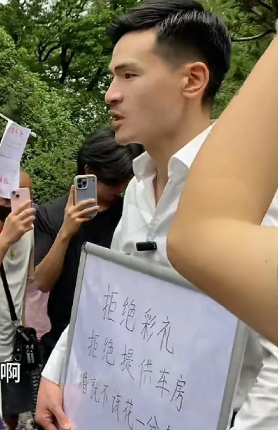天哪！这是什么虎狼之词[捂脸][捂脸]
是男性同胞们觉醒了吗？
这位小伙子举着一